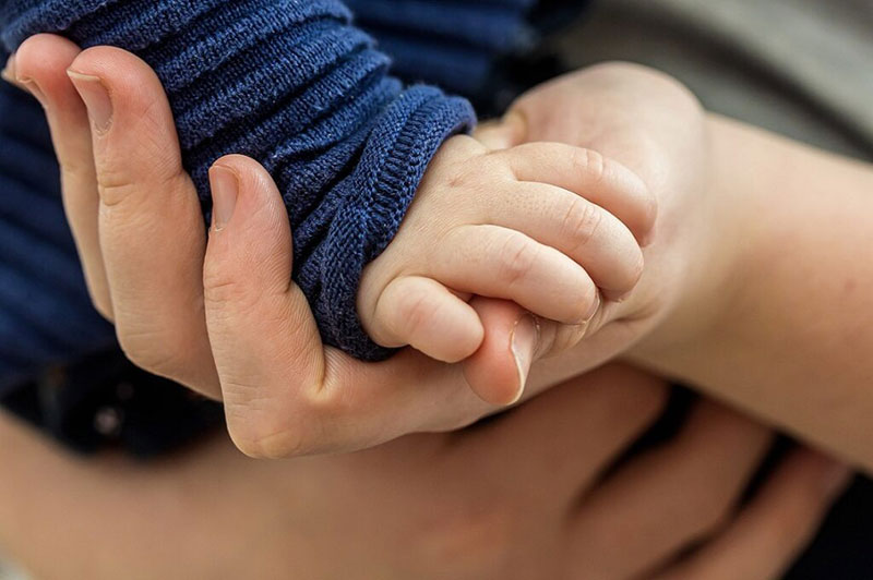 mani bambino e mamma