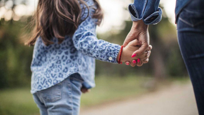 Passeggiata mano nella mano